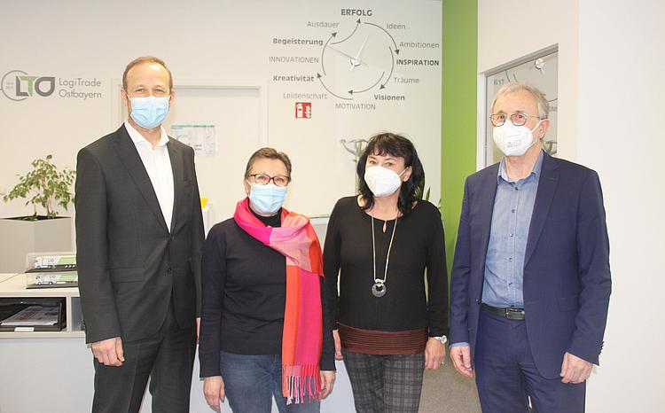 Friedrich Geiger (Leiter Fachdienste Berufsförderungswerk Eckert), Steffi Sauer, Gabriele Bart (Ausbildungsleiterin, Berufsförderungswerk Eckert) und Friedrich Reiner (Geschäftsführer Berufsförderungswerk Eckert) bei der Verabschiedung. Friedrich Geiger (Leiter Fachdienste Berufsförderungswerk Eckert), Steffi Sauer, Gabriele Bart (Ausbildungsleiterin, Berufsförderungswerk Eckert) und Friedrich Reiner (Geschäftsführer Berufsförderungswerk Eckert) bei der Verabschiedung.