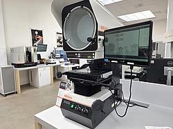 Digitaler Profilprojektor zur Kontrolle und Vermessung technischer Werkstücke.