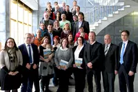 Gemeinsam für eine bessere berufliche Zukunft: (V.l.n.r.) Dr. Christine Scharf-Haggenmiller (Bereichsleiterin der Agentur für Arbeit Regensburg) und Friedrich Reiner (Geschäftsführer des Berufsförderungswerks Eckert) mit (v.r.n.l.) Ralf Kohl (Bereichsleit Gemeinsam für eine bessere berufliche Zukunft: (V.l.n.r.) Dr. Christine Scharf-Haggenmiller (Bereichsleiterin der Agentur für Arbeit Regensburg) und Friedrich Reiner (Geschäftsführer des Berufsförderungswerks Eckert) mit (v.r.n.l.) Ralf Kohl (Bereichsleiter der IHK Regensburg), Siegfried Böhringer (Erster Bürgermeister der Gemeinde Regenstauf) und Alexander Eckert Freiherr von Waldenfels (Vorstandsvorsitzender der Eckert Schulen) gratulierten zusammen Fachbereichsleitern und Dozenten des BFW Eckert den jahrgangsbesten Absolventen zu ihrer beachtliche Leistung.