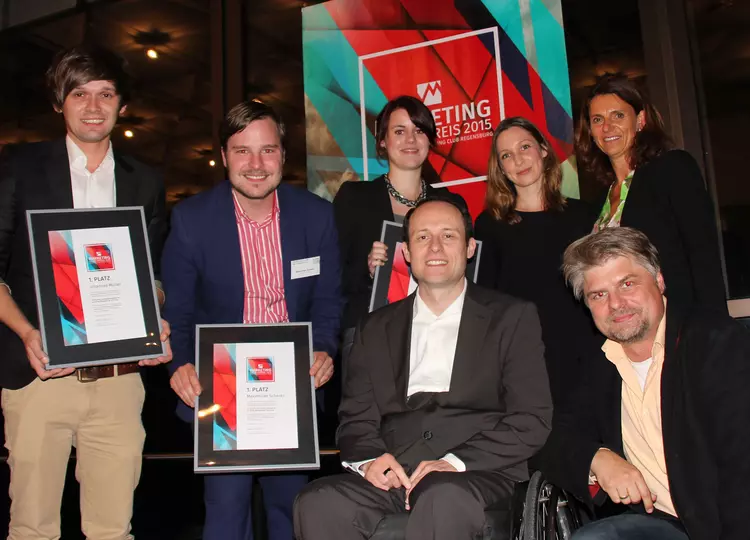 Die stolzen Gewinner des Marketing-Kreativpreises 2015: Johannes Müller, Maximilian Scherer und Eva Preißl mit Stefan Pohl, Christine Ehrl, Florian Weiß und Andrea Radlbeck (Leitung Marketing u. Unternehmenskommunikation) (v.l.) Die stolzen Gewinner des Marketing-Kreativpreises 2015: Johannes Müller, Maximilian Scherer und Eva Preißl mit Stefan Pohl, Christine Ehrl, Florian Weiß und Andrea Radlbeck (Leitung Marketing u. Unternehmenskommunikation) (v.l.)
