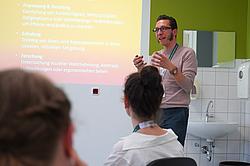 Ein Rehabilitand aus dem Bereich Optiker stellt VR-Brille und die Möglichkeiten vor.