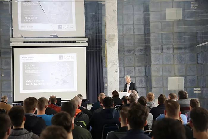 74 angehende Staatlich geprüfte Techniker aus drei Fachrichtungen starteten in ihre Vollzeitweiterbildung an der Dr. Eckert Akademie in Regenstauf. 74 angehende Staatlich geprüfte Techniker aus drei Fachrichtungen starteten in ihre Vollzeitweiterbildung an der Dr. Eckert Akademie in Regenstauf.