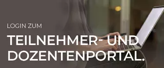 Headerbild der Seite "Login" für das Teilnehmer- und das Dozentenportal. Im Hintergrund ein Bild einer Frau von der Seite fotografiert und mit Laptop auf dem Schoß. In der linken Hand hält sie einen Stift. Im Vordergrund des Bildes ist in weißen Blockbuchstaben der Text "Login zum Teilnehmer- und Dozentenportal".