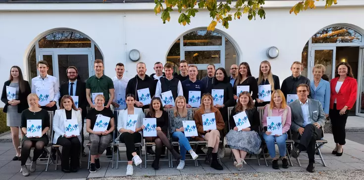 (v.r.n.l: Frau Widmann (Stadträtin und dritte Bürgermeisterin der Stadt Landshut) und Frau Wittmann (Leitung der Berufsschule Landshut) gemeinsam mit den Abschlussbesten. (Foto: Johannes Karasek)