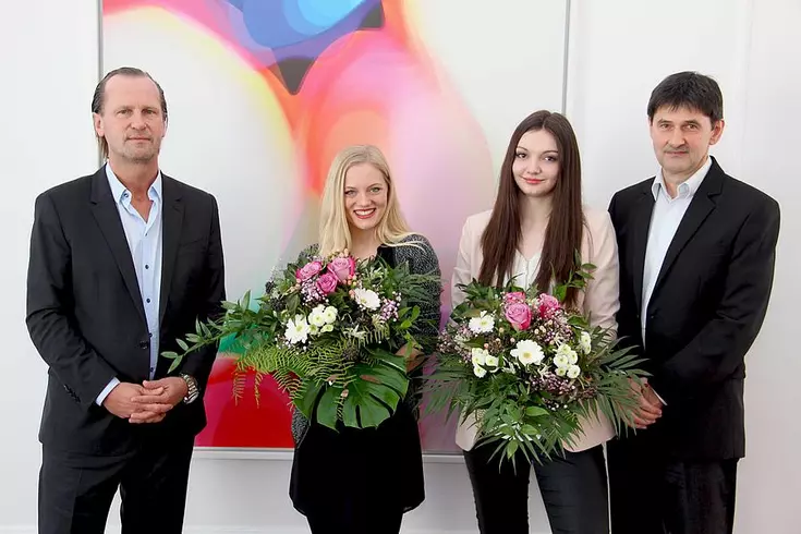 Vorstandsvorsitzender Alexander Eckert Freiherr von Waldenfels (li.) und Leiter Personalmanagement Walter Eck gratulierten den beiden ehemaligen Auszubildenden zu ihren hervorragenden Leistungen: Kristina Schmidmeier und Luisa Schartt. Vorstandsvorsitzender Alexander Eckert Freiherr von Waldenfels (li.) und Leiter Personalmanagement Walter Eck gratulierten den beiden ehemaligen Auszubildenden zu ihren hervorragenden Leistungen: Kristina Schmidmeier und Luisa Schartt.