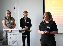 Fachvortrag 1: Referentinnen und Referent vor der Leinwand