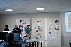 Teilnehmer präsentieren ihre Mockups und Markenentwürfe vor der Klasse während der Abschlusspräsentation.