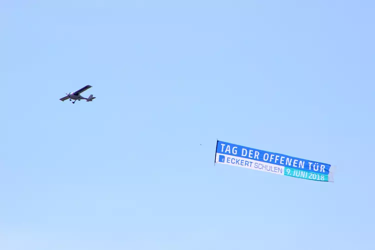 "Über den Wolken..." fliegen die Eckert Schulen und laden die gesamte Bevölkerung zum Tag der offenen Tür kommenden Samstag (09.06.) ein "Über den Wolken..." fliegen die Eckert Schulen und laden die gesamte Bevölkerung zum Tag der offenen Tür kommenden Samstag (09.06.) ein