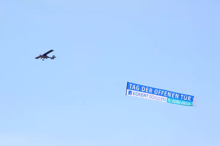 "Über den Wolken..." fliegen die Eckert Schulen und laden die gesamte Bevölkerung zum Tag der offenen Tür kommenden Samstag (09.06.) ein "Über den Wolken..." fliegen die Eckert Schulen und laden die gesamte Bevölkerung zum Tag der offenen Tür kommenden Samstag (09.06.) ein