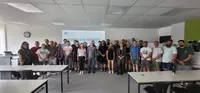 Witt 04 Gruppenfoto von Teilnehmenden und Referenten des Vortrags „Fabrik der Zukunft“ im Klassenzimmer der Eckert Schulen