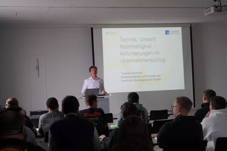 Vortrag von Thorsten Grantner (OmniCert) vor Weiterbildungsteilnehmenden der Eckert Schulen zu Nachhaltigkeit und Unternehmensanforderungen.