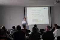 Vortrag von Thorsten Grantner (OmniCert) vor Weiterbildungsteilnehmenden der Eckert Schulen zu Nachhaltigkeit und Unternehmensanforderungen.