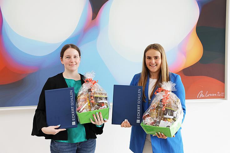 Michelle Böller und Theresa Zirkelbach in Freude über ihre Abschlusszeugnisse. (Foto: Eckert Schulen)