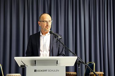 Impressionen von der feierlichen Semesterabschlussfeier am Campus Regenstauf mit Absolventinnen und Absolventen, Ehrengästen, Auszeichnungen und musikalischen Beiträgen.