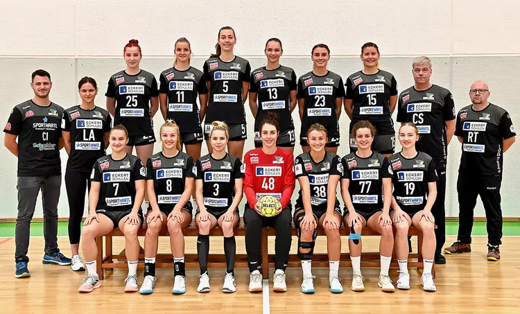 Die Handballerinnen des ESV 1927 sind neben den Bundesliga-Fußballern des SSV Jahn Regensburg und dem Eishockey-Team der Regensburger Eisbären der dritte Top-Verein aus der Region, den die Eckert Schulen aktiv unterstützen. Foto: Eckert Schulen/Hans-Chris Die Handballerinnen des ESV 1927 sind neben den Bundesliga-Fußballern des SSV Jahn Regensburg und dem Eishockey-Team der Regensburger Eisbären der dritte Top-Verein aus der Region, den die Eckert Schulen aktiv unterstützen. Foto: Eckert Schulen/Hans-Christian Wagner
