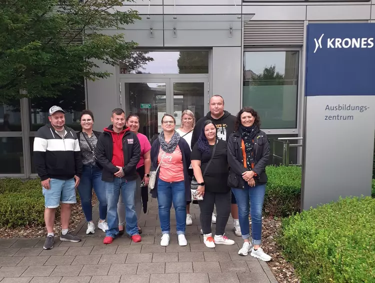 Gruppe von Weiterbildungsteilnehmenden der Eckert Schulen vor dem KRONES-Ausbildungszentrum.