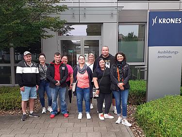 Gruppe von Weiterbildungsteilnehmenden der Eckert Schulen vor dem KRONES-Ausbildungszentrum.