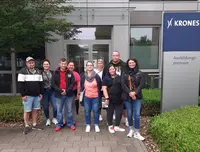Gruppe von Weiterbildungsteilnehmenden der Eckert Schulen vor dem KRONES-Ausbildungszentrum.