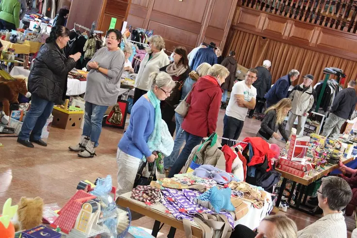 In gemütlicher Atmosphäre gingen am Campus-Flohmarkt in der Bibliothek der Eckert Schulen am Campus Regenstauf so manche Schnäppchenjäger auf Beutezug.