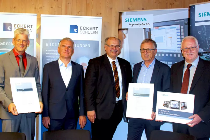 (v.l.n.r.) Markus Johannes Zimmermann (Geschäftsführer der Dr. Eckert Akademie), Armin Bärnklau (Senior Manager der Siemens AG) und Alois Penzkofer (Senior Promotor der Siemens AG) mit Friedrich Reiner (Geschäftsführer des Berufsförderungswerks Eckert) und Peter Zollner (Abteilungsleiter CNC-Technik)