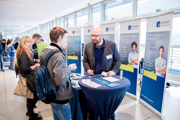 Beratung vor Ort - unverbindlich & kostenlos: Die Eckert Schulen auf Messe-Tour im Frühjahr 2018 (Bild: www.deine-jobmesse.de)