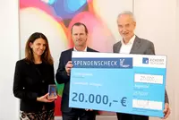 (v.l.n.r.) Marketingleiterin Andrea Radlbeck und der Vorstandsvorsitzende der Eckert Schulen Alexander Eckert Freiherr von Waldenfels bei der Spendenübergabe an Dr. Reinhard Andreesen, den Vorstandsvorsitzenden der Leukämiehilfe Ostbayern (v.l.n.r.) Marketingleiterin Andrea Radlbeck und der Vorstandsvorsitzende der Eckert Schulen Alexander Eckert Freiherr von Waldenfels bei der Spendenübergabe an Dr. Reinhard Andreesen, den Vorstandsvorsitzenden der Leukämiehilfe Ostbayern