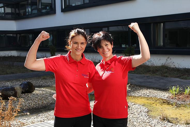 Lavinia Albescu (Phsyiofit Eckert) und Cornelia Haak (Landratsamt Regensburg) repräsentierten die Säule der Bewegung bei der Pressekonferenz von Regional fit und zeigten viele Übungen, um auch im Arbeitsalltag fit zu bleiben. (Foto: Jonathan Völkner)