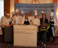 Die bayerische Siegerin steht fest: Die glückliche Gewinnerin Lena May aus Aschaffenburg (6.v.l.) freut sich auf einen spannendes Finale in Frankfurt am Main. Auch Katrin Moos-Achenbach gratuliert zum Sieg. Die bayerische Siegerin steht fest: Die glückliche Gewinnerin Lena May aus Aschaffenburg (6.v.l.) freut sich auf einen spannendes Finale in Frankfurt am Main. Auch Katrin Moos-Achenbach gratuliert zum Sieg.