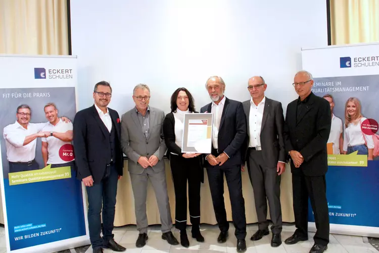 (v.l.n.r.) Michael Koutsandreas (Produktmanager und QM-Dozent), Friedrich Reiner (Geschäftsführer des Berufsförderungswerks Eckert), Claudia Welker (Geschäftsführerin der Deutschen Gesellschaft für Qualität), Gottfried Steger (stellvertr. Vorstandsvorsitz (v.l.n.r.) Michael Koutsandreas (Produktmanager und QM-Dozent), Friedrich Reiner (Geschäftsführer des Berufsförderungswerks Eckert), Claudia Welker (Geschäftsführerin der Deutschen Gesellschaft für Qualität), Gottfried Steger (stellvertr. Vorstandsvorsitzender der Eckert Schulen) mit Bernhard Wild und Hans-Joachim Pötzsch (DGQ-Regionalkreis Regensburg)