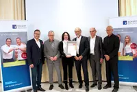 (v.l.n.r.) Michael Koutsandreas (Produktmanager und QM-Dozent), Friedrich Reiner (Geschäftsführer des Berufsförderungswerks Eckert), Claudia Welker (Geschäftsführerin der Deutschen Gesellschaft für Qualität), Gottfried Steger (stellvertr. Vorstandsvorsitz (v.l.n.r.) Michael Koutsandreas (Produktmanager und QM-Dozent), Friedrich Reiner (Geschäftsführer des Berufsförderungswerks Eckert), Claudia Welker (Geschäftsführerin der Deutschen Gesellschaft für Qualität), Gottfried Steger (stellvertr. Vorstandsvorsitzender der Eckert Schulen) mit Bernhard Wild und Hans-Joachim Pötzsch (DGQ-Regionalkreis Regensburg)