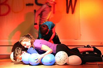 Niemand darf den Boden berühren: 6 Schüler und zu wenig Luftballons. Da ist Stapel-Arbeit angesagt. Niemand darf den Boden berühren: 6 Schüler und zu wenig Luftballons. Da ist Stapel-Arbeit angesagt.