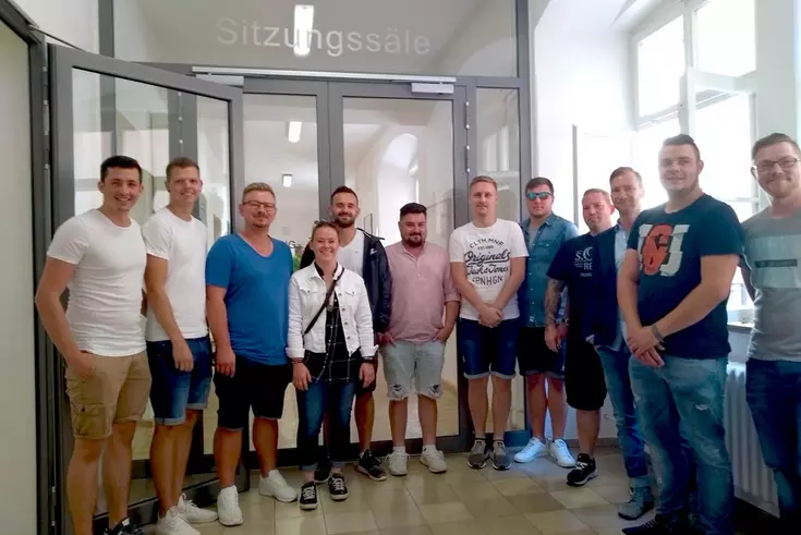Das Fach Betriebspyschologie führte die angehenden Staatlich geprüften Techniker der Technikerschule Regenstauf zum Arbeitsgericht Regensburg. So vertieften sie ihr Fach-Know-how um einmalige Eindrücke direkt aus der Praxis Das Fach Betriebspyschologie führte die angehenden Staatlich geprüften Techniker der Technikerschule Regenstauf zum Arbeitsgericht Regensburg. So vertieften sie ihr Fach-Know-how um einmalige Eindrücke direkt aus der Praxis