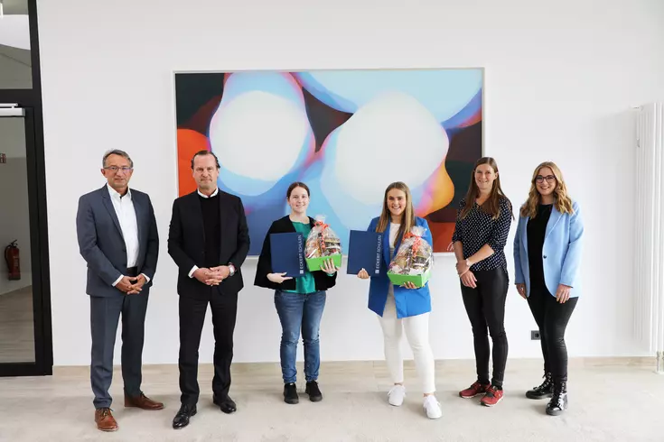 Alexander Eckert Freiherr von Waldenfels (Vorstandsvorsitzender, zweiter von links), Stephan Koller (Vorstand der Eckert Schulen, links), Michelle Böller und Theresa Zirkelbach (mittig) Anna Eichinger (Leitung Personalmanagement, zweite von rechts) und La Alexander Eckert Freiherr von Waldenfels (Vorstandsvorsitzender, zweiter von links), Stephan Koller (Vorstand der Eckert Schulen, links), Michelle Böller und Theresa Zirkelbach (mittig) Anna Eichinger (Leitung Personalmanagement, zweite von rechts) und Laura Gref (Sachbearbeitung Personalmanagement, rechts) bei der Zeugnisübergabe. (Foto: Eckert Schulen)