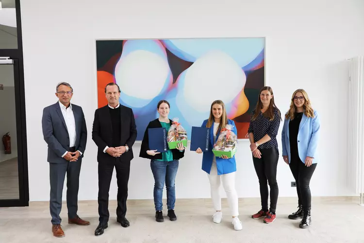 Alexander Eckert Freiherr von Waldenfels (Vorstandsvorsitzender, zweiter von links), Stephan Koller (Vorstand der Eckert Schulen, links), Michelle Böller und Theresa Zirkelbach (mittig) Anna Eichinger (Leitung Personalmanagement, zweite von rechts) und La Alexander Eckert Freiherr von Waldenfels (Vorstandsvorsitzender, zweiter von links), Stephan Koller (Vorstand der Eckert Schulen, links), Michelle Böller und Theresa Zirkelbach (mittig) Anna Eichinger (Leitung Personalmanagement, zweite von rechts) und Laura Gref (Sachbearbeitung Personalmanagement, rechts) bei der Zeugnisübergabe. (Foto: Eckert Schulen)