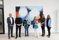 Alexander Eckert Freiherr von Waldenfels (Vorstandsvorsitzender, zweiter von links), Stephan Koller (Vorstand der Eckert Schulen, links), Michelle Böller und Theresa Zirkelbach (mittig) Anna Eichinger (Leitung Personalmanagement, zweite von rechts) und Laura Gref (Sachbearbeitung Personalmanagement, rechts) bei der Zeugnisübergabe. (Foto: Eckert Schulen)