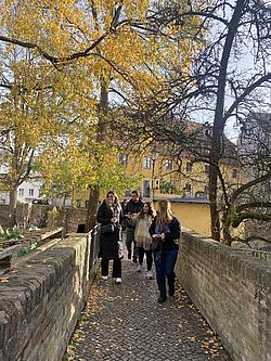 Exkursion Augsburg 04 Teilnehmende eines Integrationskurses der Eckert Schulen gehen gemeinsam durch die Augsburger Innenstadt während einer Stadtrallye.