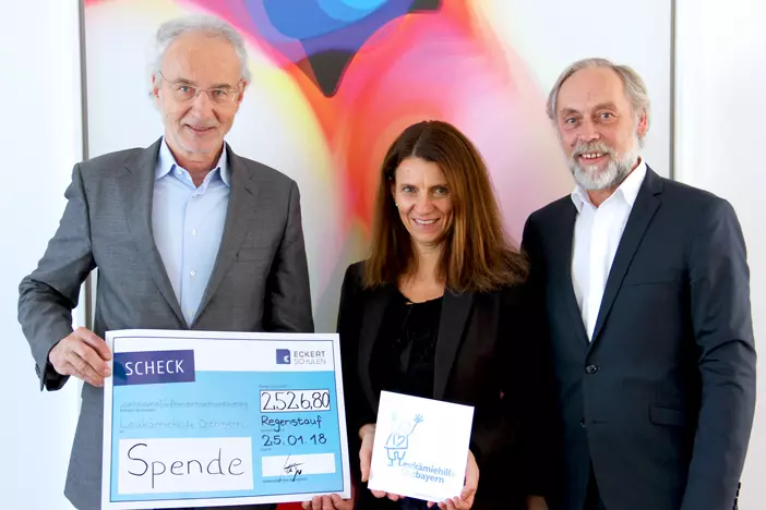 (v.r.n.l.) Gottfried Steger (stellvertr. Vorstandsvorsitzender der Eckert Schulen) und Andrea Radlbeck (Marketingleiterin der Eckert Schulen) übergeben die gesammelten Spenden aus dem Campus-Flohmarkt an Dr. Reinhard Andreesen (Vorstandsvorsitzender der L (v.r.n.l.) Gottfried Steger (stellvertr. Vorstandsvorsitzender der Eckert Schulen) und Andrea Radlbeck (Marketingleiterin der Eckert Schulen) übergeben die gesammelten Spenden aus dem Campus-Flohmarkt an Dr. Reinhard Andreesen (Vorstandsvorsitzender der Leukämiehilfe Ostbayern)