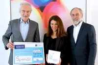 (v.r.n.l.) Gottfried Steger (stellvertr. Vorstandsvorsitzender der Eckert Schulen) und Andrea Radlbeck (Marketingleiterin der Eckert Schulen) übergeben die gesammelten Spenden aus dem Campus-Flohmarkt an Dr. Reinhard Andreesen (Vorstandsvorsitzender der L (v.r.n.l.) Gottfried Steger (stellvertr. Vorstandsvorsitzender der Eckert Schulen) und Andrea Radlbeck (Marketingleiterin der Eckert Schulen) übergeben die gesammelten Spenden aus dem Campus-Flohmarkt an Dr. Reinhard Andreesen (Vorstandsvorsitzender der Leukämiehilfe Ostbayern)