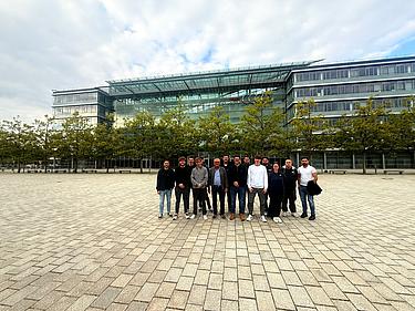 Im Rahmen ihrer Weiterbildung besuchten die angehenden Maschinenbautechniker der Eckert Schulen die Audi AG. Vor dem modernen Gebäudekomplex der Unternehmenszentrale in Ingolstadt versammelt sich die Gruppe zu einem gemeinsamen Foto. Die Exkursion vermittelte spannende Einblicke in innovative Fahrzeugtechnik und Produktionsprozesse.