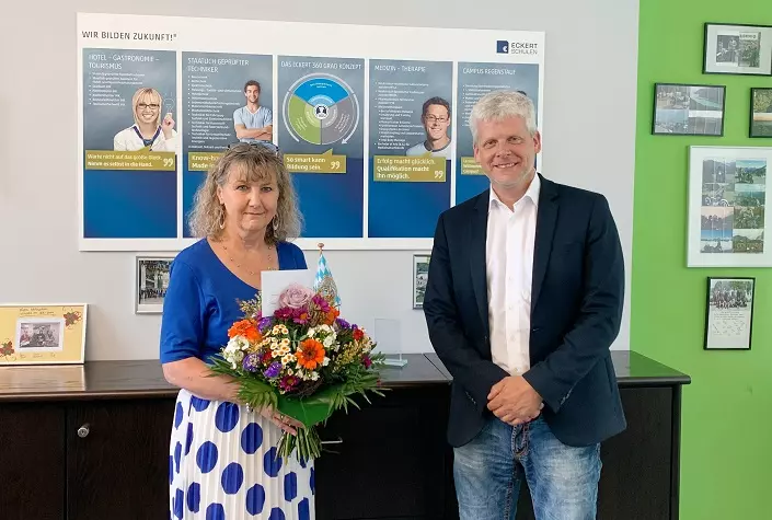 Geschäftsführer und Schulleiter der Dr. Eckert Akademie, Markus Johannes Zimmermann, blickt gemeinsam mit Jubilarin Gabriele Heigl auf 40 Jahre Firmenzugehörigkeit zurück. Geschäftsführer und Schulleiter der Dr. Eckert Akademie, Markus Johannes Zimmermann, blickt gemeinsam mit Jubilarin Gabriele Heigl auf 40 Jahre Firmenzugehörigkeit zurück.
