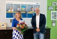 Geschäftsführer und Schulleiter der Dr. Eckert Akademie, Markus Johannes Zimmermann, blickt gemeinsam mit Jubilarin Gabriele Heigl auf 40 Jahre Firmenzugehörigkeit zurück.