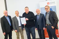 Im November 2018 erhielt Architekt Roland Wagner (Mitte) als erster Absolvent am Berufsförderungswerk Eckert ein Zertifikat als CAD-Fachkraft der Nachwuchsstiftung Maschinenbau. Im November 2018 erhielt Architekt Roland Wagner (Mitte) als erster Absolvent am Berufsförderungswerk Eckert ein Zertifikat als CAD-Fachkraft der Nachwuchsstiftung Maschinenbau.