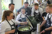 „So geil schmeckt Spargel!“ Mike Süsser ist der Starreferent zum Köchecamp 2018 am Campus der Eckert Schulen Regenstauf. In seinem Workshop führt er die Jungköche zurück zu den Kochwurzeln. „So geil schmeckt Spargel!“ Mike Süsser ist der Starreferent zum Köchecamp 2018 am Campus der Eckert Schulen Regenstauf. In seinem Workshop führt er die Jungköche zurück zu den Kochwurzeln.