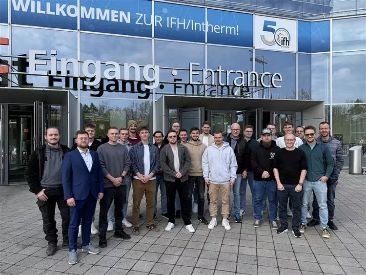 Gruppe von Technikerschülern und Dozenten vor dem Eingang der Messe IFH/Intherm in Nürnberg
