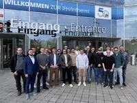 Gruppe von Technikerschülern und Dozenten vor dem Eingang der Messe IFH/Intherm in Nürnberg