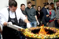 Eröffnet wurde das diesjährige Camp mit einem spektakulären Grillerlebnis am offenen „Feuerring“. Profikoch Fabian Beck — Träger des Meisterpreises der Staatsregierung aus der Nähe von Würzburg — weihte die Teilnehmer in die Geheimnisse der Barbecue-Kunst ein. Foto: Eckert Schulen