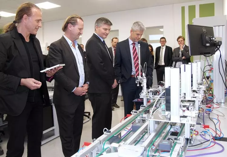 Fasziniert von den Möglichkeiten der neuen Laboreinrichtungen für die Studierenden: Industrie-4.0-Experte Johann Hofmann, Eckert-Akademie-Geschäftsführer Markus-Johannes Zimmermann, Eckert-Vorstandsvorsitzender Alexander Eckert Freiherr von Waldenfels und Fasziniert von den Möglichkeiten der neuen Laboreinrichtungen für die Studierenden: Industrie-4.0-Experte Johann Hofmann, Eckert-Akademie-Geschäftsführer Markus-Johannes Zimmermann, Eckert-Vorstandsvorsitzender Alexander Eckert Freiherr von Waldenfels und Dozent Michael Hartinger bei der Eröffnung der neuen High-Tech-Lernlabore in Regenstauf.