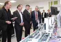 Fasziniert von den Möglichkeiten der neuen Laboreinrichtungen für die Studierenden: Industrie-4.0-Experte Johann Hofmann, Eckert-Akademie-Geschäftsführer Markus-Johannes Zimmermann, Eckert-Vorstandsvorsitzender Alexander Eckert Freiherr von Waldenfels und Fasziniert von den Möglichkeiten der neuen Laboreinrichtungen für die Studierenden: Industrie-4.0-Experte Johann Hofmann, Eckert-Akademie-Geschäftsführer Markus-Johannes Zimmermann, Eckert-Vorstandsvorsitzender Alexander Eckert Freiherr von Waldenfels und Dozent Michael Hartinger bei der Eröffnung der neuen High-Tech-Lernlabore in Regenstauf.