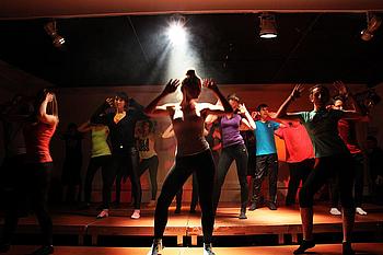 Tanzen wie die Profis: Zu "All about that bass" ließen die Schüler die Hüften kreisen. Tanzen wie die Profis: Zu "All about that bass" ließen die Schüler die Hüften kreisen.