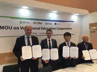 (v.l.n.r.): Knut Wuhler (Regionalleiter der Eckert Schulen Augsburg), Dr. Tjark von Reden (Abteilungsgeschäftsführer MAI Carbon), Dong Chul Chung (Director KCTECH - Korea Institute of Carbon Convergence Technology), Young Mok Yoo (Vorstandsvorsitzender CT (v.l.n.r.): Knut Wuhler (Regionalleiter der Eckert Schulen Augsburg), Dr. Tjark von Reden (Abteilungsgeschäftsführer MAI Carbon), Dong Chul Chung (Director KCTECH - Korea Institute of Carbon Convergence Technology), Young Mok Yoo (Vorstandsvorsitzender CTRA - Carbon Composites Technology Research Association) | Auf der JECAsia2017 unterzeichnen MAI Carbon, Eckert Schulen Augsburg, Kctech und CTRA ein „Memorandum of Understanding“ (MoU) zur zukünftigen Zusammenarbeit